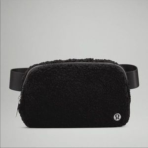 Lululemon Everywhere Fleece Belt Bag - Black